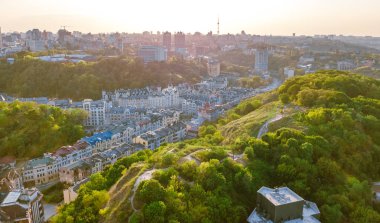 Hava yukarıdan Kiev cityscape Vozdvizhenka ve Podol tarihi semtlerinden Sunset'teki yukarıdan, şehir Kiev, Ukrayna