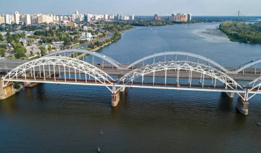 Yukarıdan, Kiev (Kiev) şehir manzarası, Ukrayna Dnieper Nehri otomobil ve demiryolu Darnitsky köprüden hava Üstten Görünüm