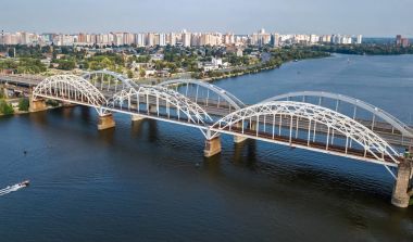 Yukarıdan, Kiev (Kiev) şehir manzarası, Ukrayna Dnieper Nehri otomobil ve demiryolu Darnitsky köprüden hava Üstten Görünüm