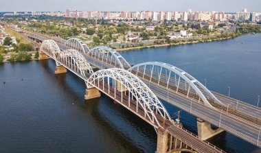 Yukarıdan, Kiev (Kiev) şehir manzarası, Ukrayna Dnieper Nehri otomobil ve demiryolu Darnitsky köprüden hava Üstten Görünüm
