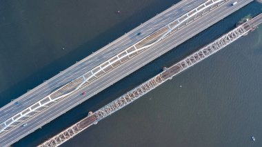 Köprü arabalar ve demiryolu yukarıdan, ulaşım konsept otomobil trafik hava Üstten Görünüm