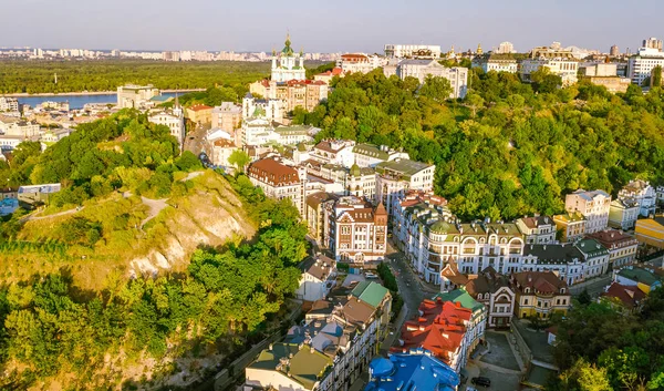 Yukarıdan, günbatımı, şehir Kiev (Kiev), Ukrayna Podol ilçesinde cityscape Saint Andrew's Kilisesi ve Andreevska street hava Üstten Görünüm