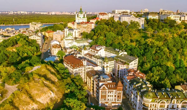 Vista aérea superior da igreja de Santo André e rua Andreevska de cima, paisagem urbana do distrito de Podol no pôr do sol, cidade de Kiev (Kiev), Ucrânia — Fotografia de Stock