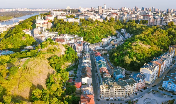 Veduta aerea dall'alto del paesaggio urbano di Kiev dei quartieri storici Vozdvizhenka e Podol al tramonto dall'alto, città di Kiev, Ucraina — Foto Stock