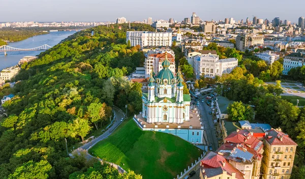 Vista aérea de la iglesia de San Andrés y la calle Andreevska desde arriba, paisaje urbano del distrito de Podol al atardecer, ciudad de Kiev (Kiev), Ucrania — Foto de Stock