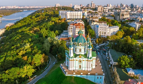 Aerial top view of Saint Andrew's church and Andreevska street from above, cityscape of Podol district on sunset, city of Kiev (Kyiv), Ukraine — Stock Photo, Image