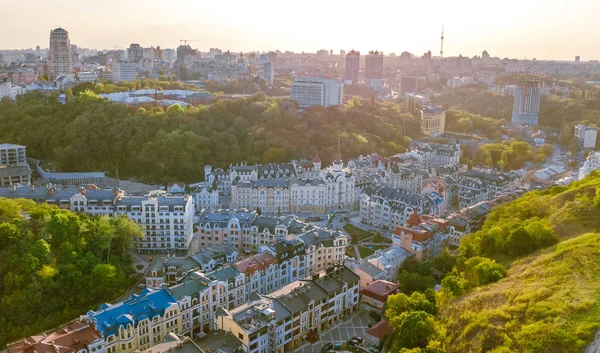 Hava yukarıdan Kiev cityscape Vozdvizhenka ve Podol tarihi semtlerinden Sunset'teki yukarıdan, şehir Kiev, Ukrayna — Stok fotoğraf