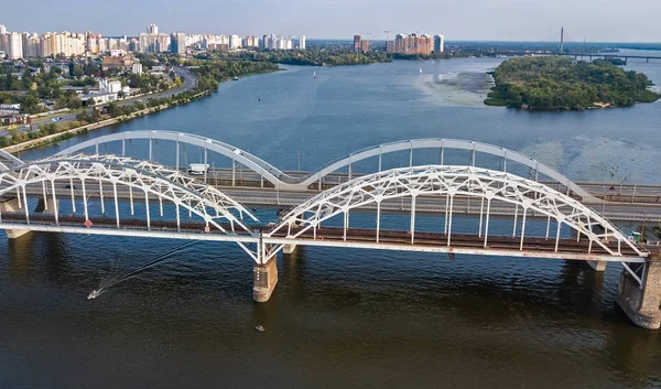Yukarıdan, Kiev (Kiev) şehir manzarası, Ukrayna Dnieper Nehri otomobil ve demiryolu Darnitsky köprüden hava Üstten Görünüm — Stok fotoğraf