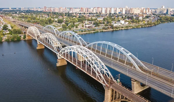 Yukarıdan, Kiev (Kiev) şehir manzarası, Ukrayna Dnieper Nehri otomobil ve demiryolu Darnitsky köprüden hava Üstten Görünüm — Stok fotoğraf