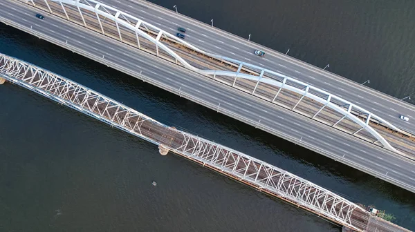 Vista aerea dall'alto del traffico automobilistico stradale ponte di automobili e ferrovia dall'alto, concetto di trasporto — Foto Stock