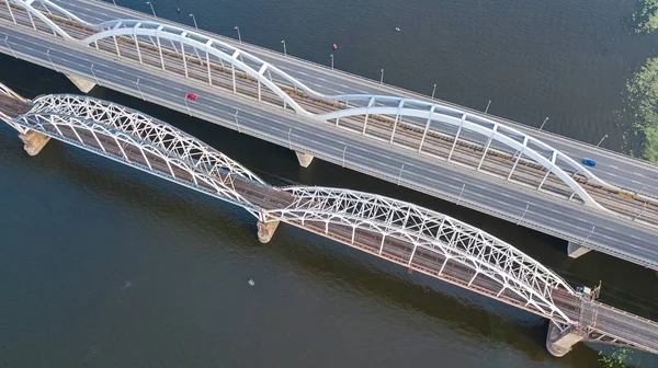 空中顶视图的桥梁道路汽车交通的汽车和铁路从运输概念 — 图库照片