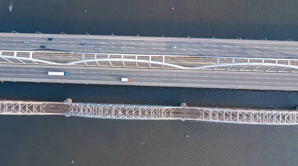 Köprü arabalar ve demiryolu yukarıdan, ulaşım konsept otomobil trafik hava Üstten Görünüm