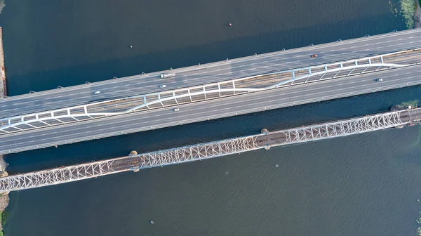 空中顶视图的桥梁道路汽车交通的汽车和铁路从运输概念 — 图库照片