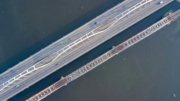 空中顶视图的桥梁道路汽车交通的汽车和铁路从运输概念 — 图库照片