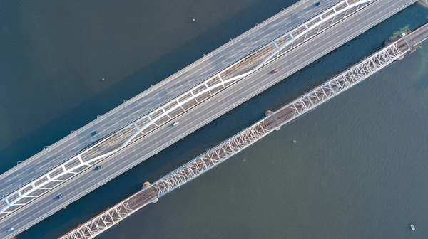 空中顶视图的桥梁道路汽车交通的汽车和铁路从运输概念 — 图库照片