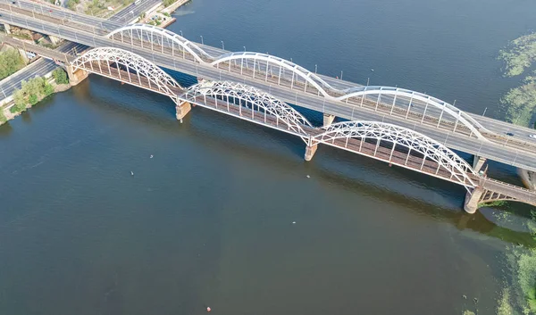 Vista aérea superior del automóvil y el ferrocarril Darnitsky puente sobre el río Dniéper desde arriba, Kiev (Kiev) horizonte de la ciudad, Ucrania — Foto de Stock