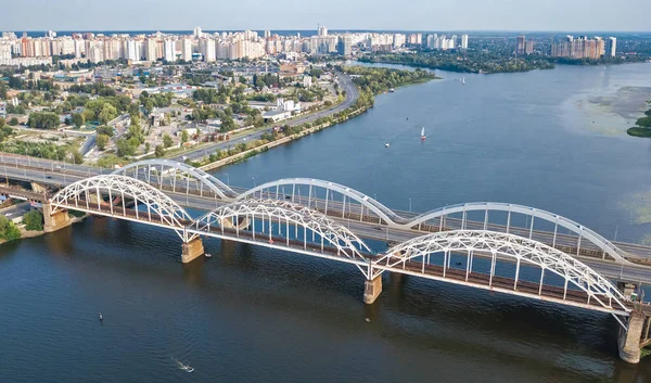 Vista aérea superior del automóvil y el ferrocarril Darnitsky puente sobre el río Dniéper desde arriba, Kiev (Kiev) horizonte de la ciudad, Ucrania —  Fotos de Stock