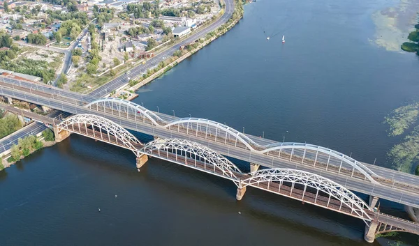 Vista aérea superior del automóvil y el ferrocarril Darnitsky puente sobre el río Dniéper desde arriba, Kiev (Kiev) horizonte de la ciudad, Ucrania —  Fotos de Stock