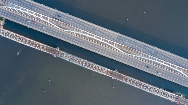 Köprü arabalar ve demiryolu yukarıdan, ulaşım konsept otomobil trafik hava Üstten Görünüm