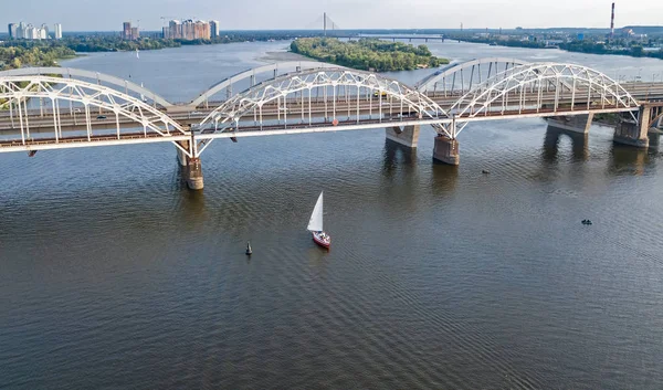 Vue aérienne du pont Darnitsky, des yachts et des bateaux naviguant dans la rivière Dniepr par le haut, Kiev (Kiev) skyline de la ville, Ukraine — Photo