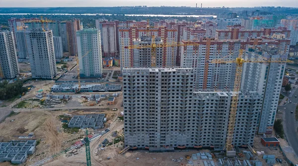 Yukarıdan, Ukrayna Kiev şehrinin kentsel silüeti gün batımında Vinçler ile yerleşim bölgesinde binaların inşaat sitesinin havadan görünümü