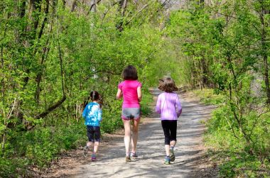Aile fitness ve spor, mutlu etkin anne ve açık havada jogging, ormanda koşu çocuklar