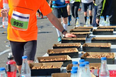 Maraton yol yarışı, çalışan koşucular alarak yiyecek ve içecek dinlenme nokta, spor, fitness ve sağlıklı yaşam konsepti üzerinde el