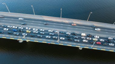 Köprü yol otomobil trafik sıkışıklığı yukarıdan, şehir ulaşım kavramı birçok otomobil hava Üstten Görünüm