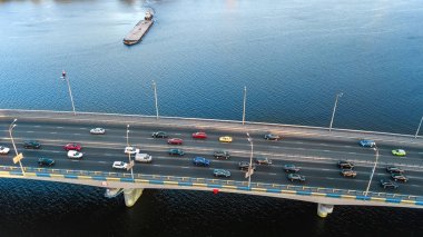 Köprü yol otomobil trafik sıkışıklığı yukarıdan, şehir ulaşım kavramı birçok otomobil hava Üstten Görünüm