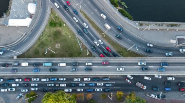 Yukarıdan, otomobil trafik ve reçel birçok otomobil, ulaşım kavramı yol kavşağı hava Üstten Görünüm