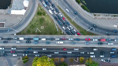 Yukarıdan, otomobil trafik ve reçel birçok otomobil, ulaşım kavramı yol kavşağı hava Üstten Görünüm