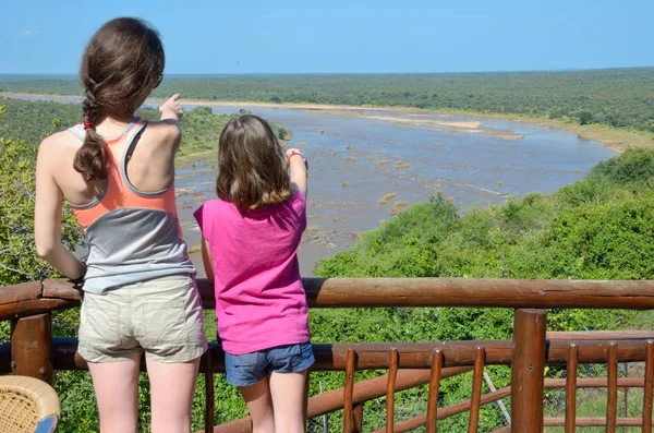 Vacanza safari in famiglia in Sud Africa, madre e figlia guardando bella vista sul fiume africano, i turisti viaggiano Kruger parco nazionale — Foto Stock