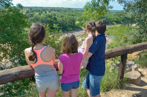 Familie safari in Afrika, ouders en kinderen kijken rivier flora en fauna, toeristen reizen in Zuid-Afrika, het Kruger Nationaal park — Stockfoto