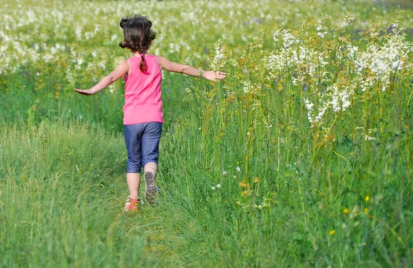 Niño en el prado verde de primavera, niño corriendo y divirtiéndose al aire libre —  Fotos de Stock