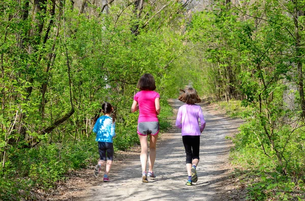 Familie Fitness und Sport, glückliche aktive Mutter und Kinder Joggen im Freien, Laufen im Wald — Stockfoto