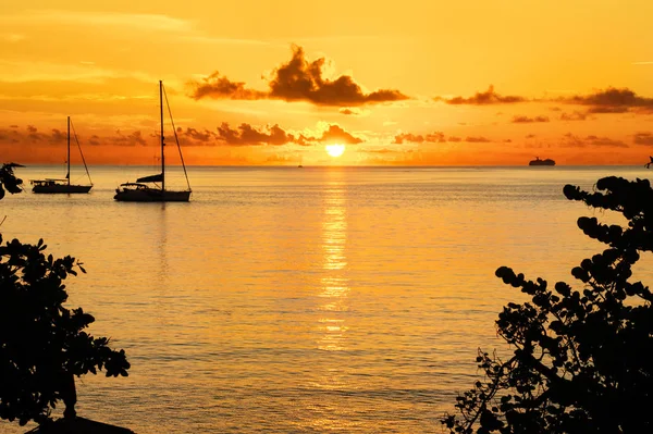 Pôr do sol no mar e silhueta de iate à vela com bela paisagem do Caribe, ilha de Santa Lúcia — Fotografia de Stock