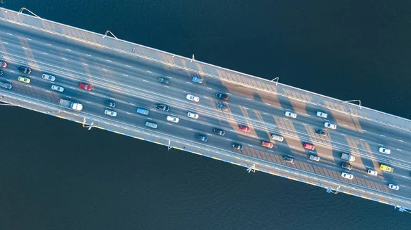 从以上城市交通的角度看桥梁道路车辆交通拥堵 — 图库照片