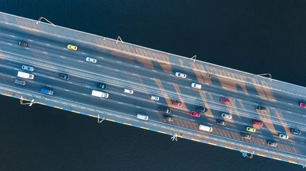 Top luchtfoto van brug weg autoverkeer jam van veel auto's above, stad transport concept — Stockfoto