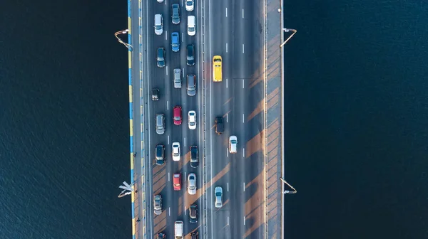 Vista superior aérea del atasco de tráfico de automóviles de carretera puente de muchos coches de arriba, concepto de transporte de la ciudad — Foto de Stock