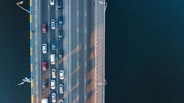 Вид зверху моста дорожній автомобільний валет багатьох автомобілів зверху, концепція міського транспорту — стокове фото