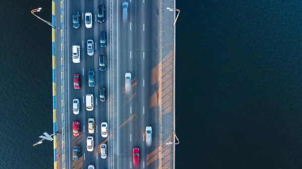 Vista superior aérea del atasco de tráfico de automóviles de carretera puente de muchos coches de arriba, concepto de transporte de la ciudad — Foto de Stock