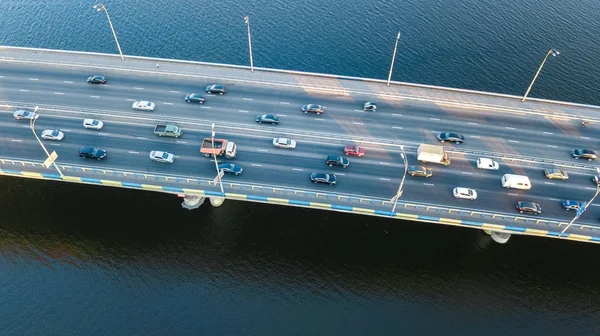 多车桥梁公路交通的空中俯视图 交通概念 — 图库照片