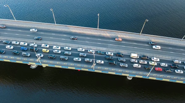 Nejlepší pohled na most silniční automobilové dopravní zácpě mnoha aut shora, městské dopravní koncepce — Stock fotografie