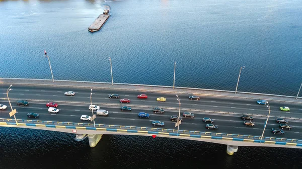 Vista superior aérea do congestionamento do tráfego do automóvel da estrada da ponte de muitos carros de cima, conceito do transporte da cidade — Fotografia de Stock