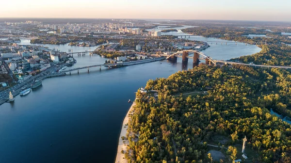 Kyiv ufuk çizgisi, Dinyeper nehri ve Truchaniv adasının yukarıdan havadan görünüşü, Ukrayna Kiev şehrinde günbatımı