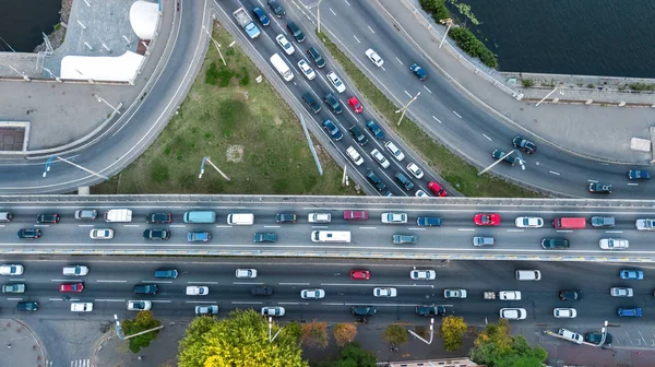 Αεροφωτογραφία πάνω από διασταύρωση από ψηλά, κυκλοφορία των αυτοκινήτων και μαρμελάδα από πολλά αυτοκίνητα, μεταφορά έννοια — Φωτογραφία Αρχείου
