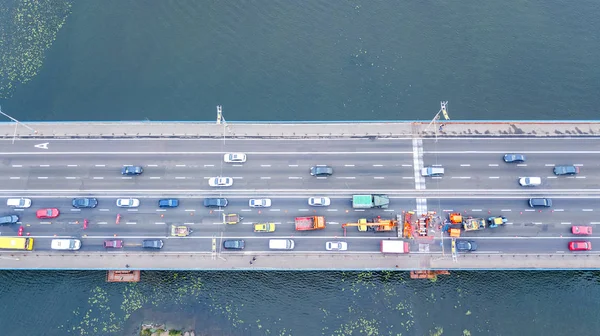 Vista aerea dall'alto del ponte stradale ingorgo automobilistico di molte auto dall'alto, blocco e riparazione stradale, concetto di trasporto urbano — Foto Stock