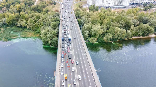 Vista superior aérea do congestionamento do tráfego do automóvel da estrada da ponte de muitos carros de acima, bloco e reparo da estrada, skyline da cidade de Kyiv, distrito residencial de Obolon — Fotografia de Stock