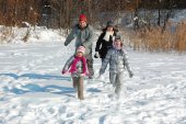 Šťastná rodina chodí v zimě baví a hrát s sněhu venku na víkend