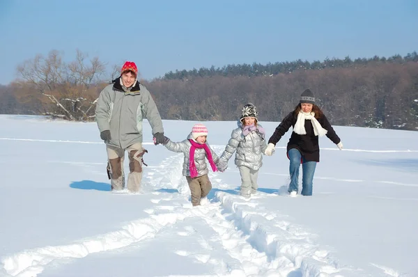 Feliz Família Caminha Inverno Divertindo Brincando Com Neve Livre Fim — Fotografia de Stock